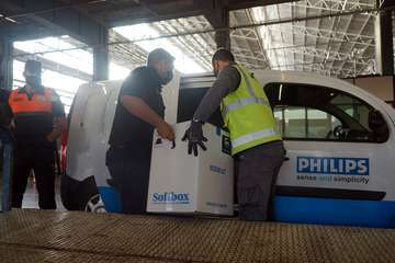 La ministra Darias presencia en Gando (Telde) la llegada de 43.000 vacunas de Pfizer-BioNTech/Acfi Press.